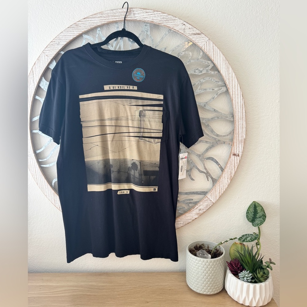 QUICKSILVER Men’s Tee. Men’s t-shirt. Size Medium. Black with pocket.